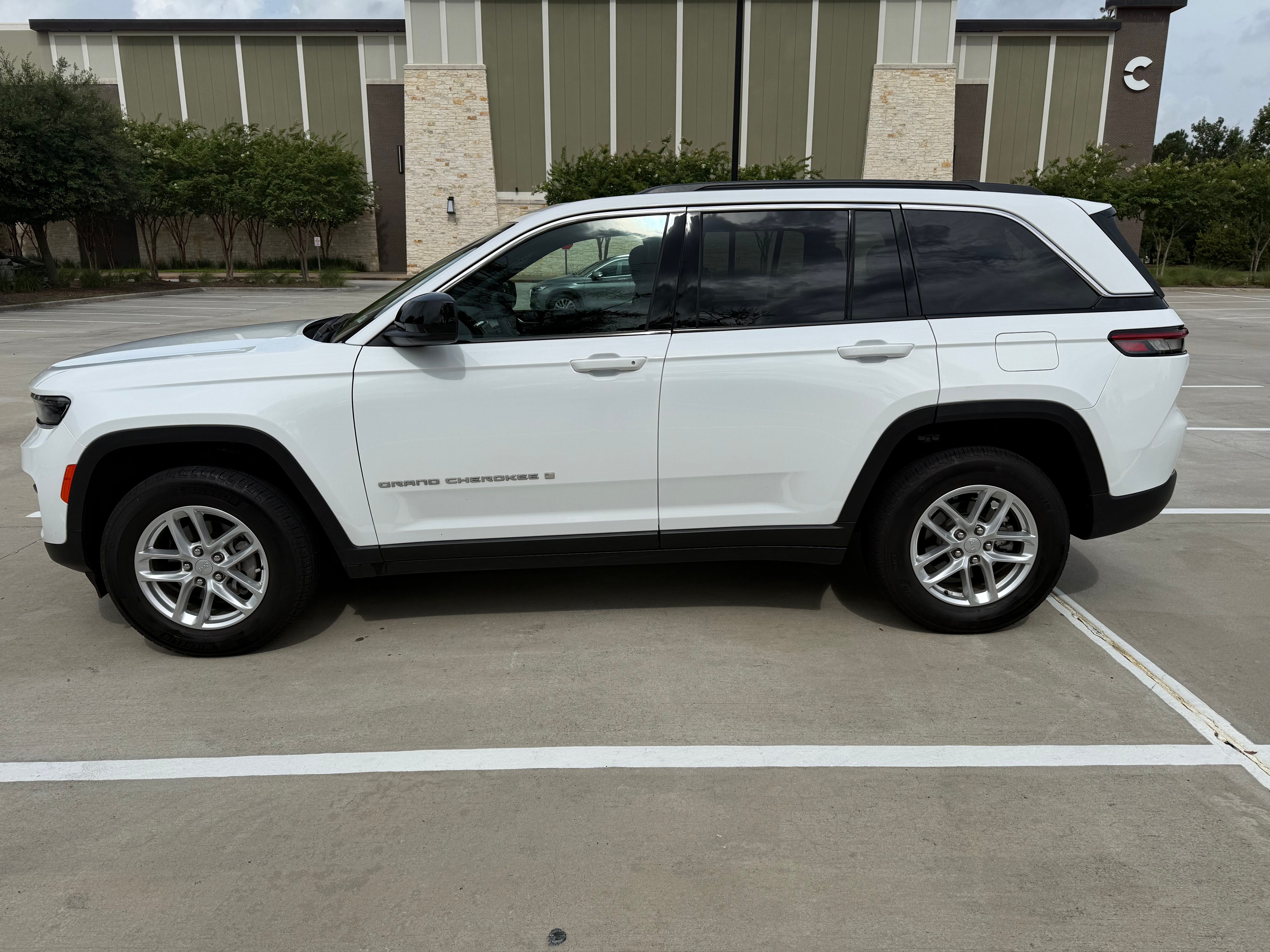 Used 2025 Jeep Grand Cherokee Laredo X RWD image 4