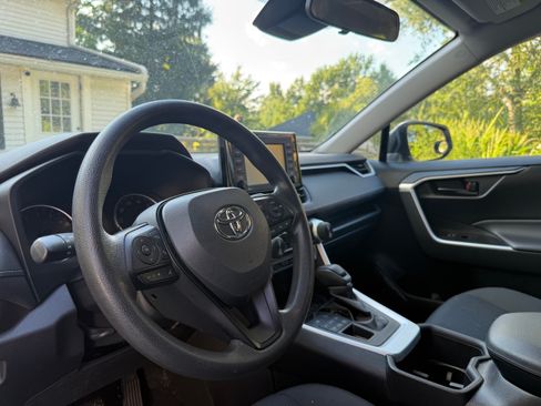 Used 2022 Toyota RAV4 LE AWD/4WD image 5
