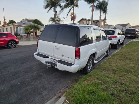 Used 2000 Cadillac Escalade Luxury image 2