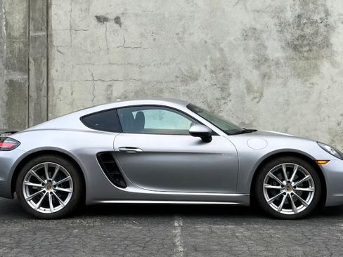 Used 2018 Porsche 718 Cayman image 2