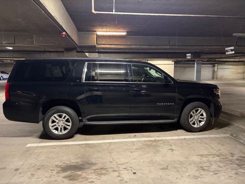 Used 2020 Chevrolet Suburban LT RWD image 2