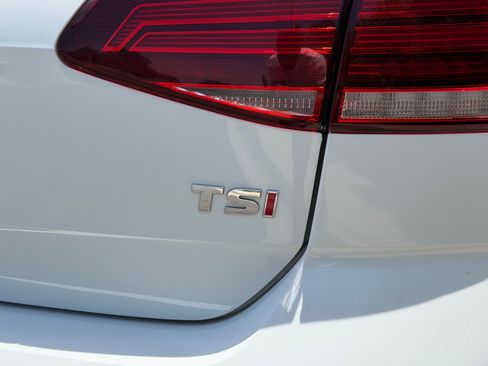 Used 2018 Volkswagen Golf SE FWD image 6