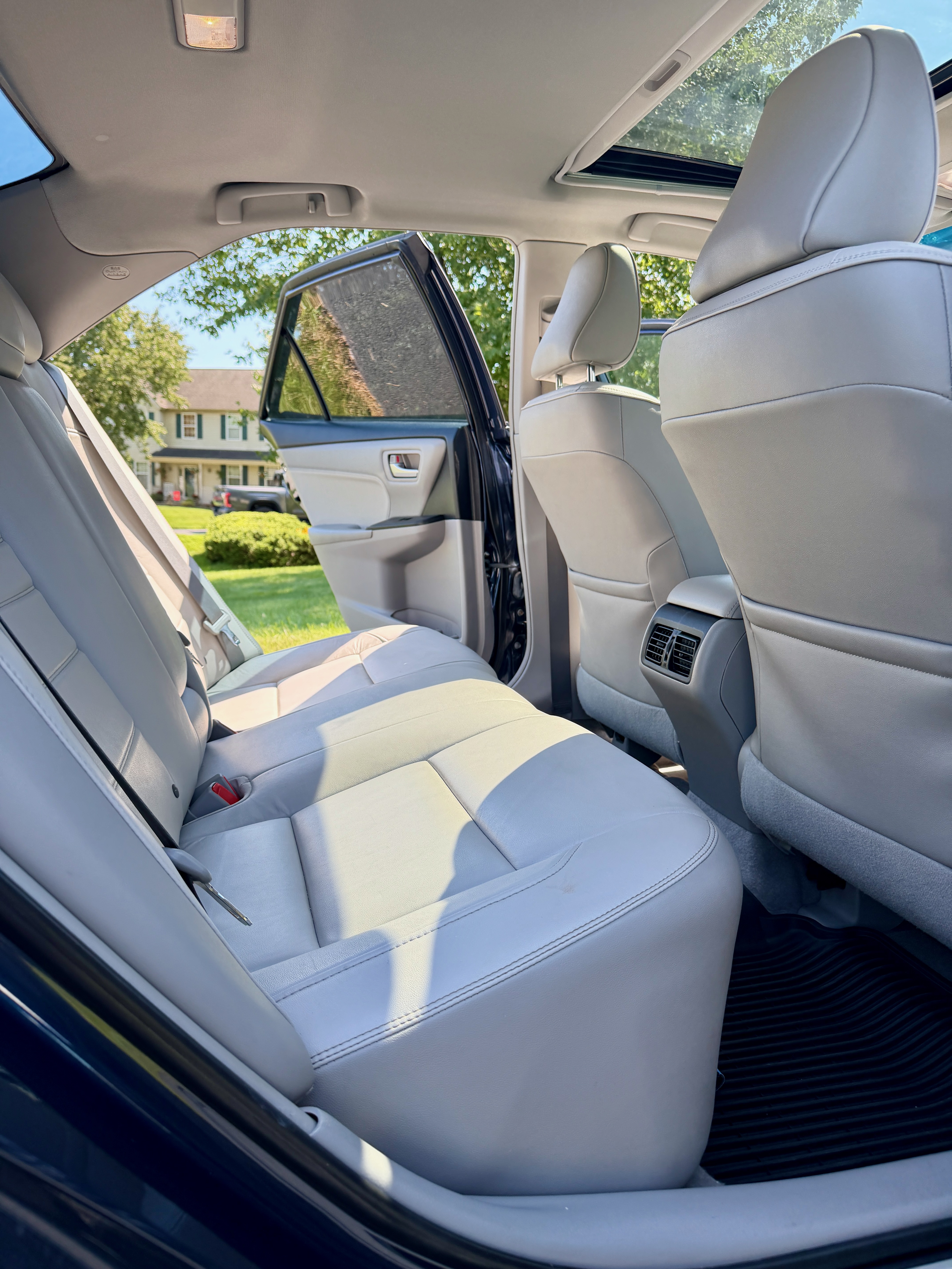 Used 2016 Toyota Camry XLE w/ Moonroof Package FWD image 11