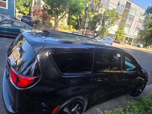 Used 2019 Chrysler Pacifica Touring-L w/ Advanced Safetytec Group image 6