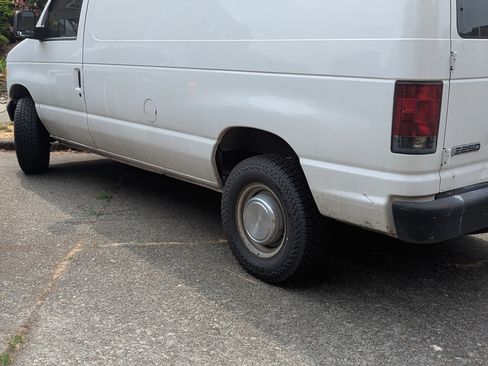 Used 2006 Ford E-250 and Econoline 250 Van 3D image 5