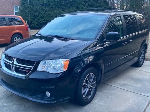 Used 2017 Dodge Grand Caravan SXT image 5