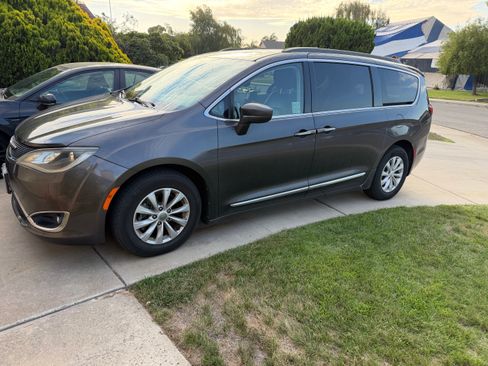 Used 2017 Chrysler Pacifica Touring-L FWD image 1