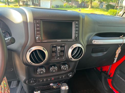 Used 2017 Jeep Wrangler Unlimited Rubicon w/ Connectivity Group image 8