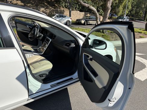 Used 2018 Volvo V60 T5 Dynamic w/ Vision Package image 9