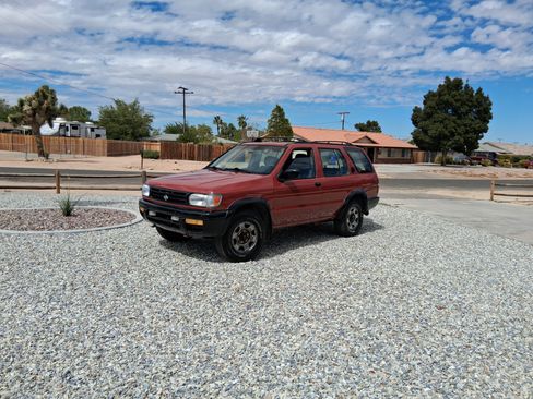 Used 1996 Nissan Pathfinder SE image 1
