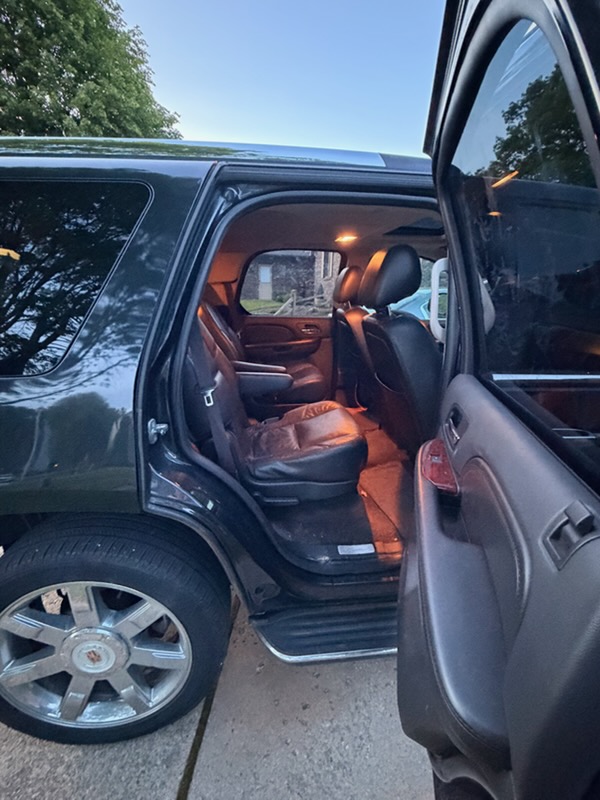 Used 2010 Cadillac Escalade Luxury AWD/4WD image 4