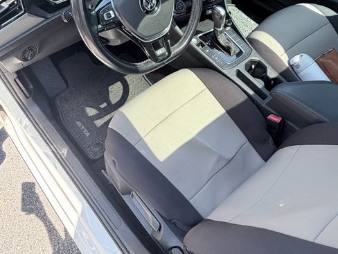 Used 2019 Volkswagen Jetta R-Line w/ R-Line Cold Weather Package FWD image 9