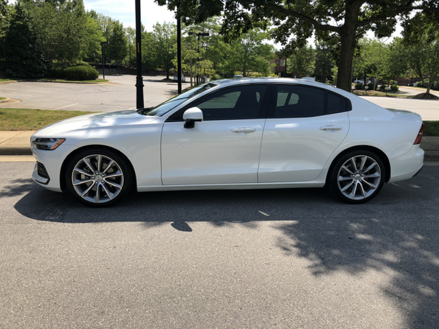 Used 2020 Volvo S60 T5 Momentum FWD image 1