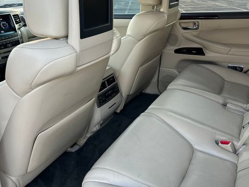 Used 2013 Lexus LX 570 4WD w/ Luxury Pkg image 18