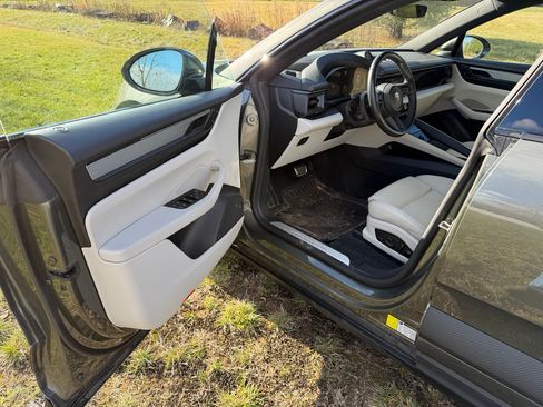 Used 2024 Porsche Macan 4 Electric image 15