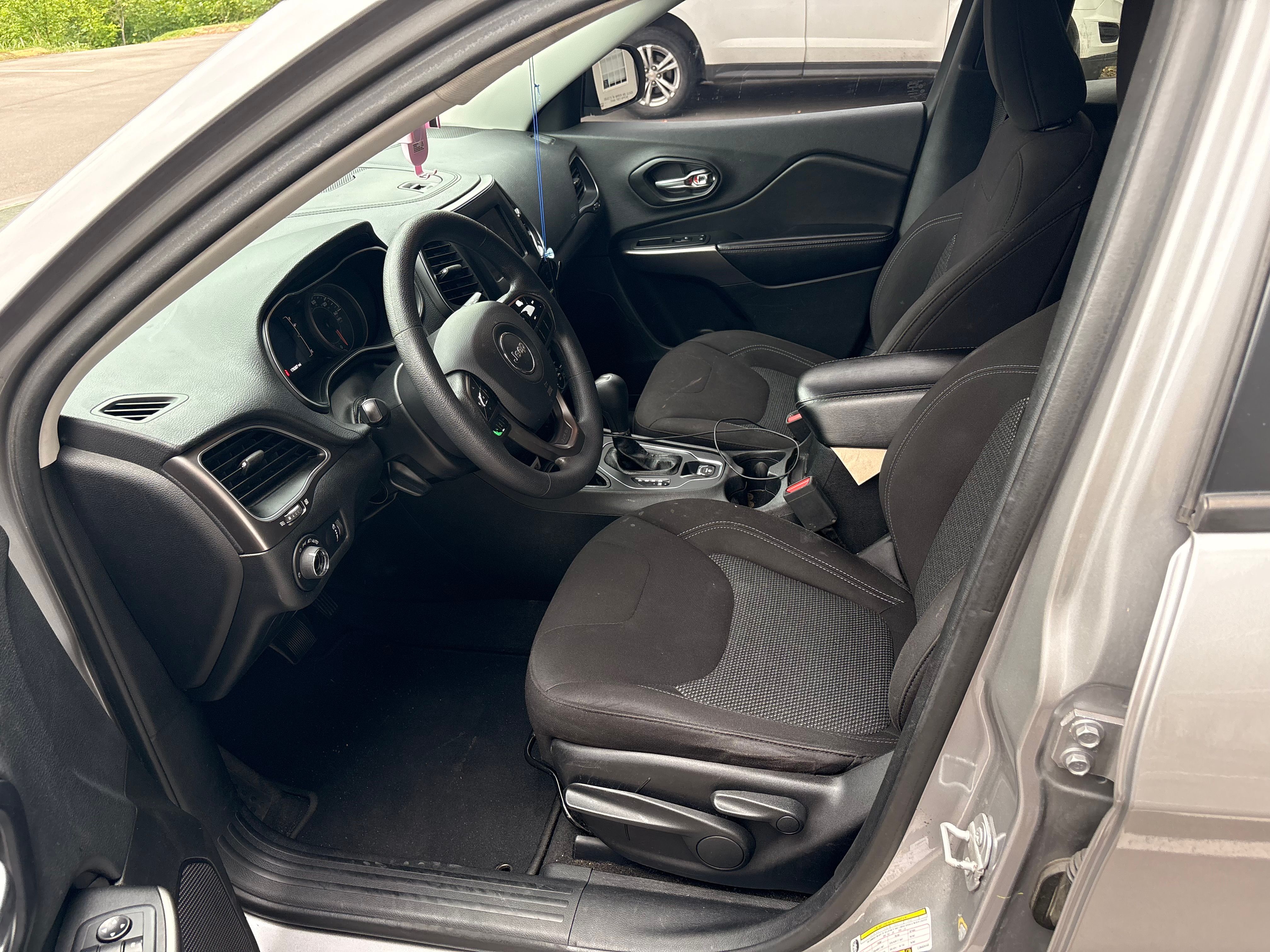 Used 2020 Jeep Cherokee Latitude FWD image 13