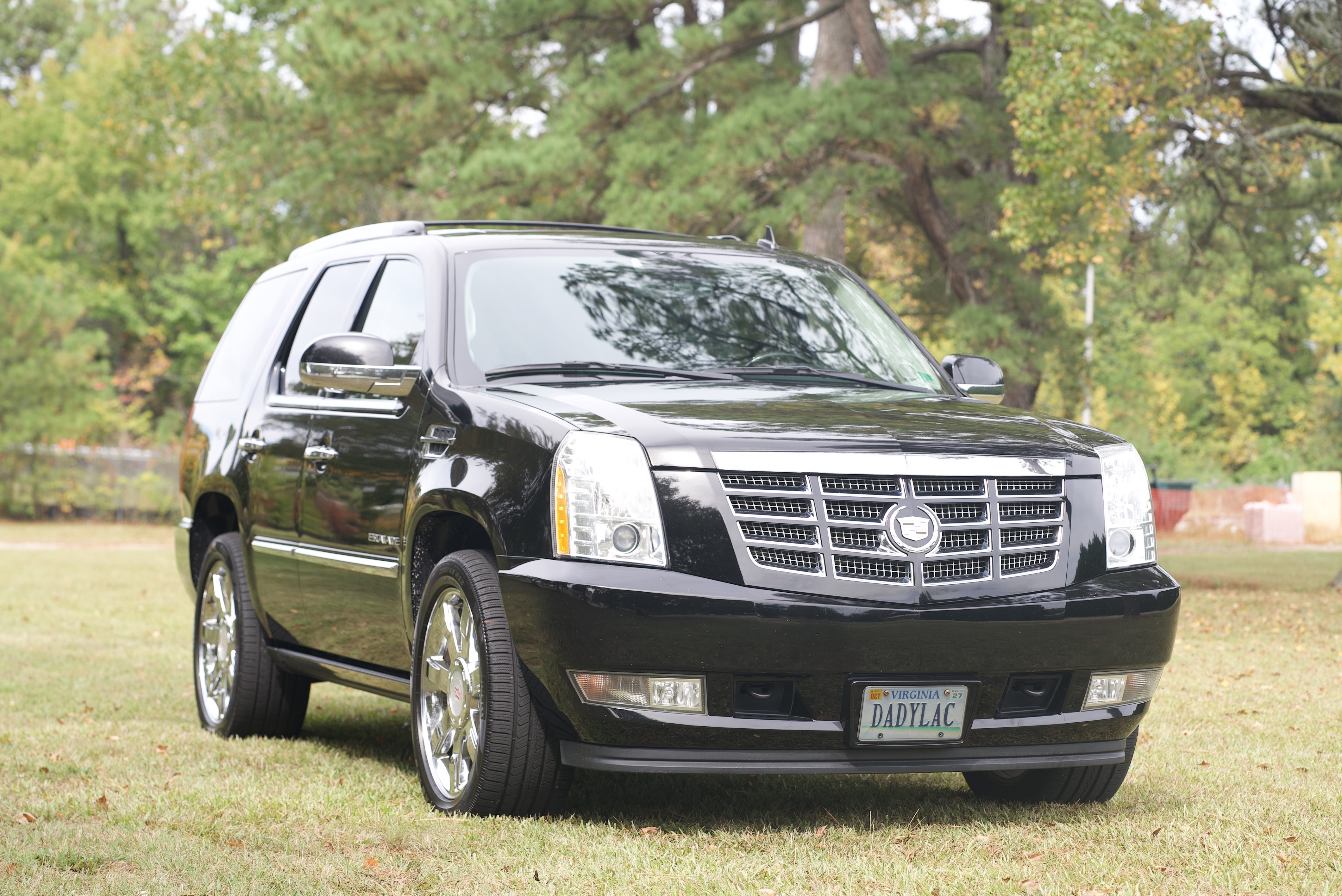 Used 2011 Cadillac Escalade Premium AWD/4WD image 4
