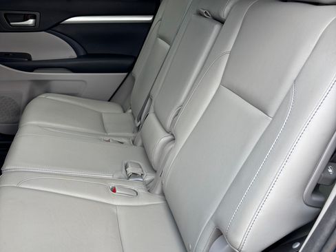 Used 2015 Toyota Highlander XLE AWD/4WD image 18