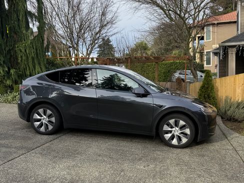 Used 2024 Tesla Model Y Long Range image 6