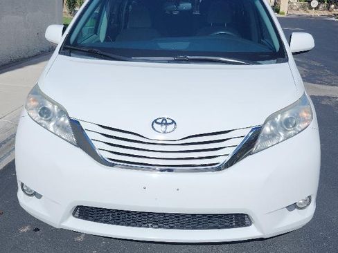 Used 2015 Toyota Sienna LE image 1