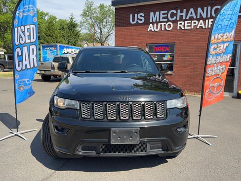 Used 2017 Jeep Grand Cherokee Altitude AWD/4WD image 2