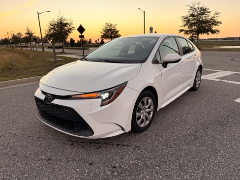 Used 2020 Toyota Corolla LE image 1
