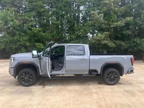 Used 2025 GMC Sierra 2500 AT4 w/ AT4 Premium Plus Package AWD/4WD image 2