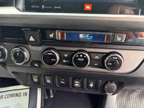 Used 2017 Toyota Tacoma TRD Sport image 14
