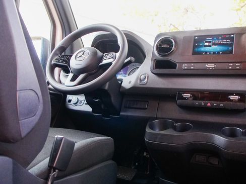 Used 2023 Mercedes-Benz Sprinter 2500 image 22