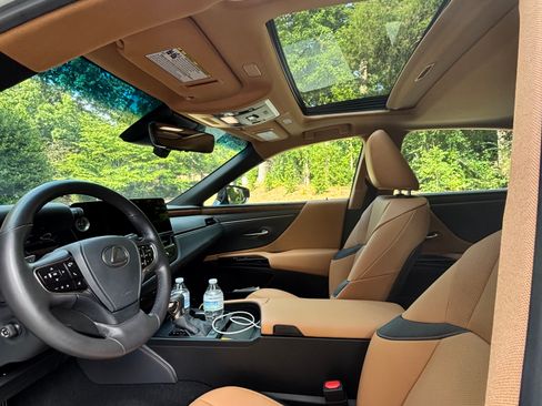 Used 2024 Lexus ES 300h w/ Premium Package FWD image 9