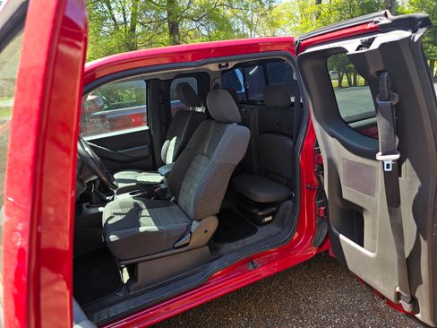 Used 2011 Nissan Frontier SV w/ SV Premium Utility Pkg image 6