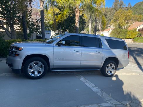 Used 2018 Chevrolet Suburban Premier image 2