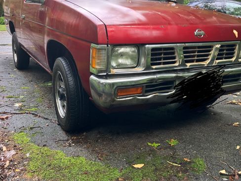 Used 1995 Nissan Pickup 2WD Regular Cab image 2