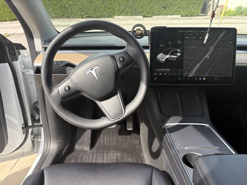 Used 2021 Tesla Model Y Long Range image 7