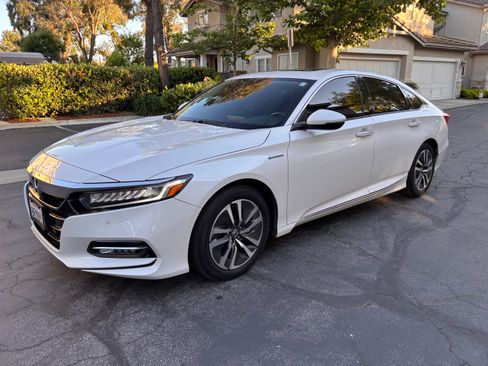 Used 2020 Honda Accord Touring image 2