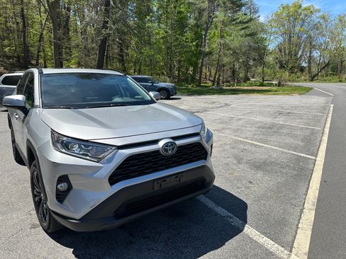 Used 2019 Toyota RAV4 XLE w/ Carpet Mat Package AWD/4WD image 5