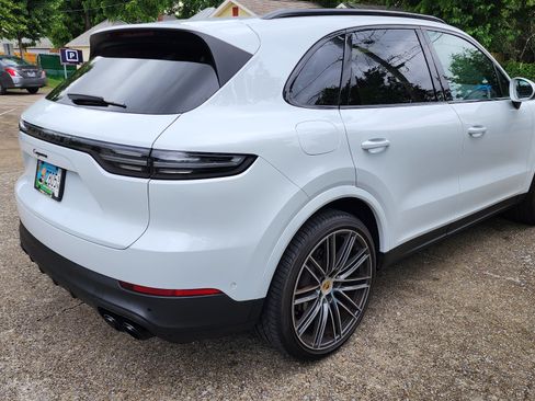 Used 2023 Porsche Cayenne Platinum Edition image 8