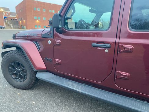 Used 2021 Jeep Gladiator Sport image 10