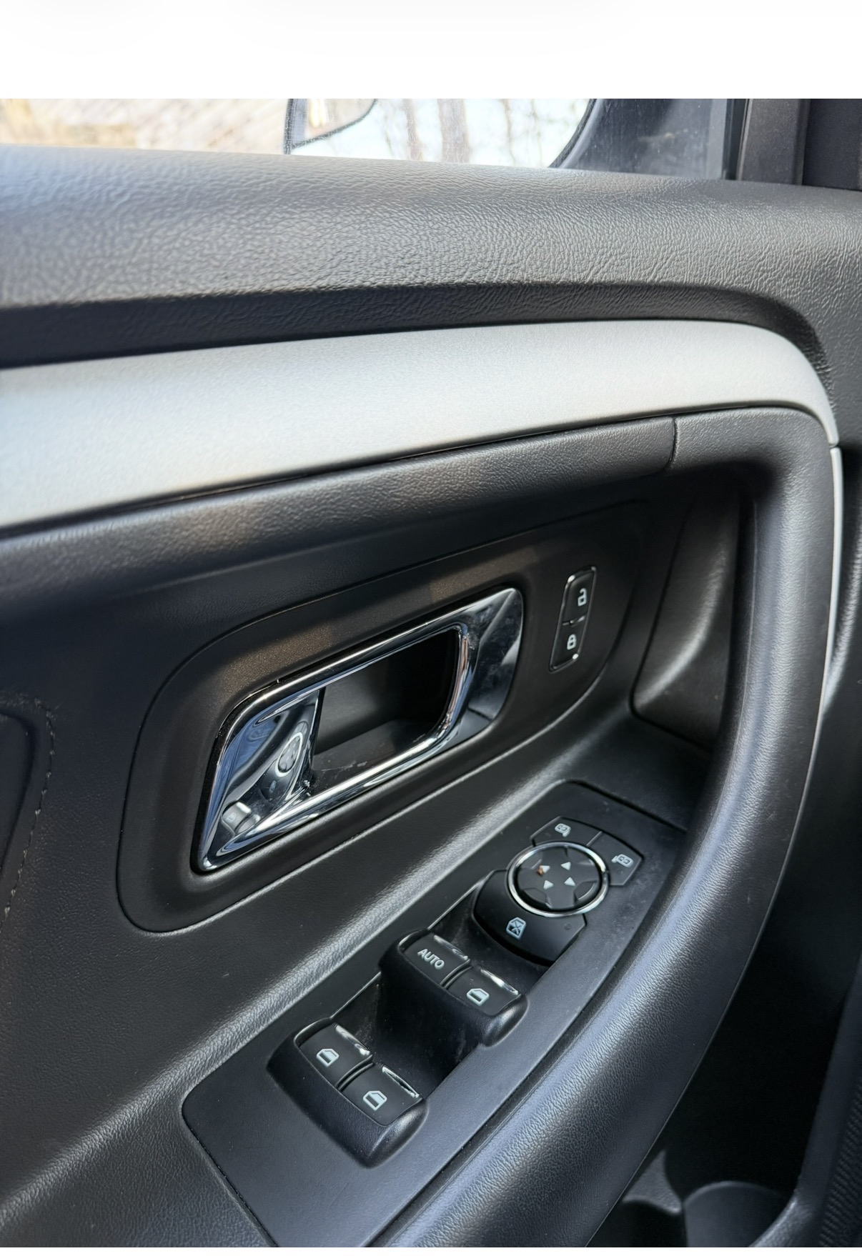 Used 2018 Ford Taurus SEL FWD image 10