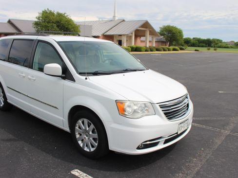 Used 2016 Chrysler Town & Country Touring FWD image 22