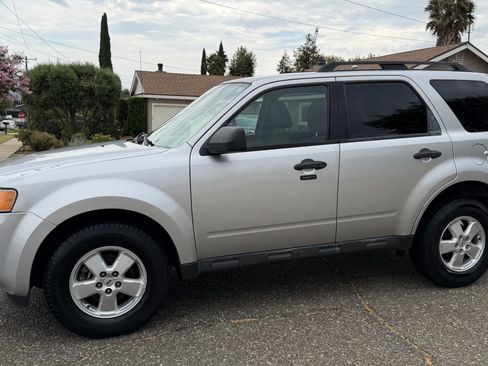 Used 2010 Ford Escape XLT FWD image 2