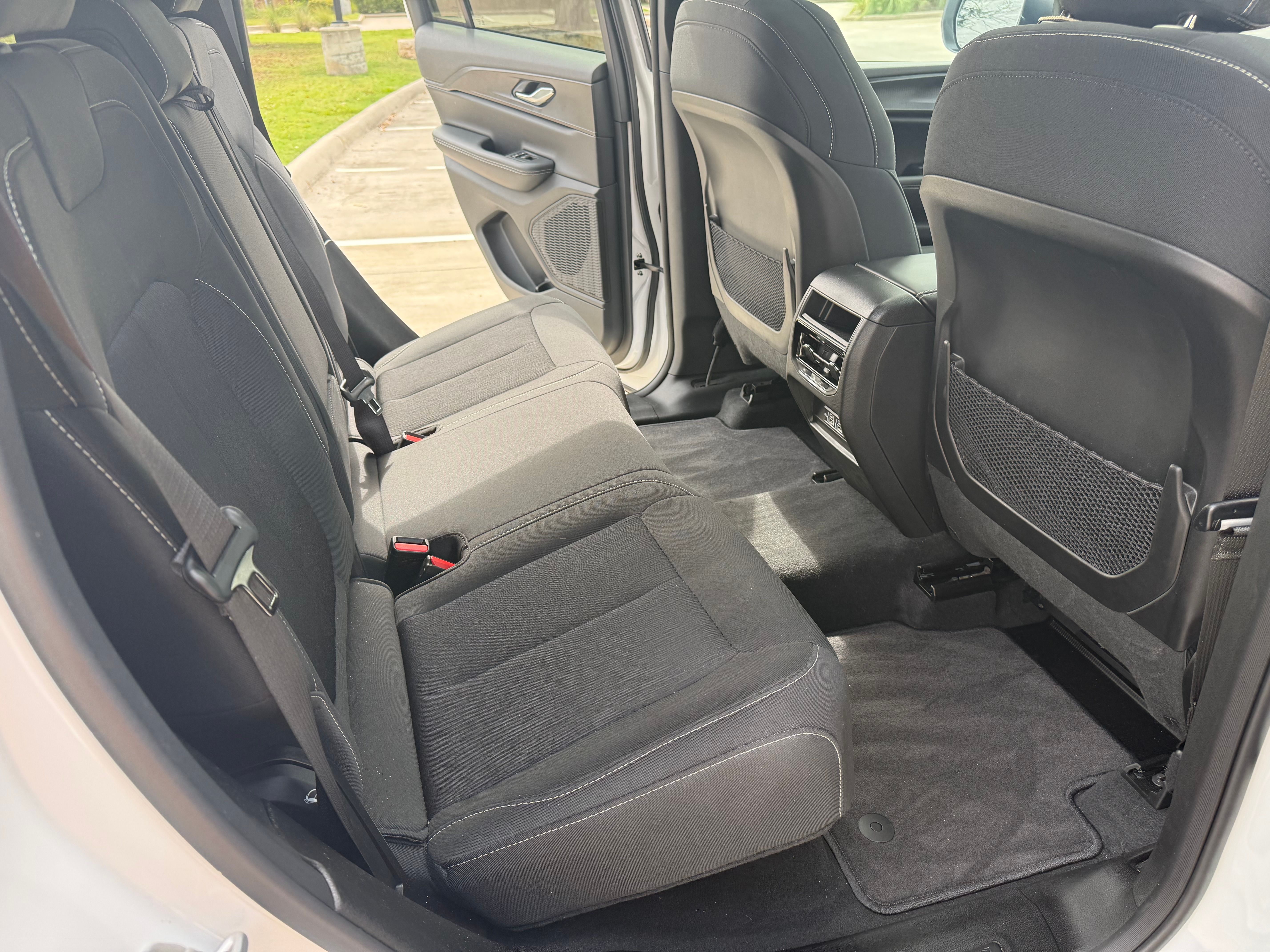 Used 2025 Jeep Grand Cherokee Laredo X RWD image 11