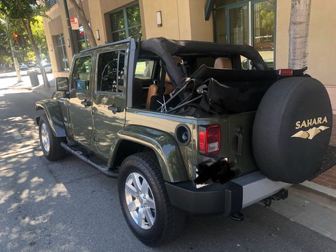 Used 2015 Jeep Wrangler Unlimited Sahara w/ Connectivity Group image 9