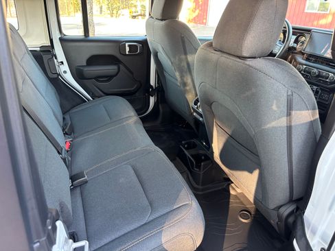 Used 2025 Jeep Wrangler Unlimited Sport AWD/4WD image 9