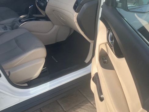 Used 2018 Nissan Rogue SL w/ Premium Package image 16