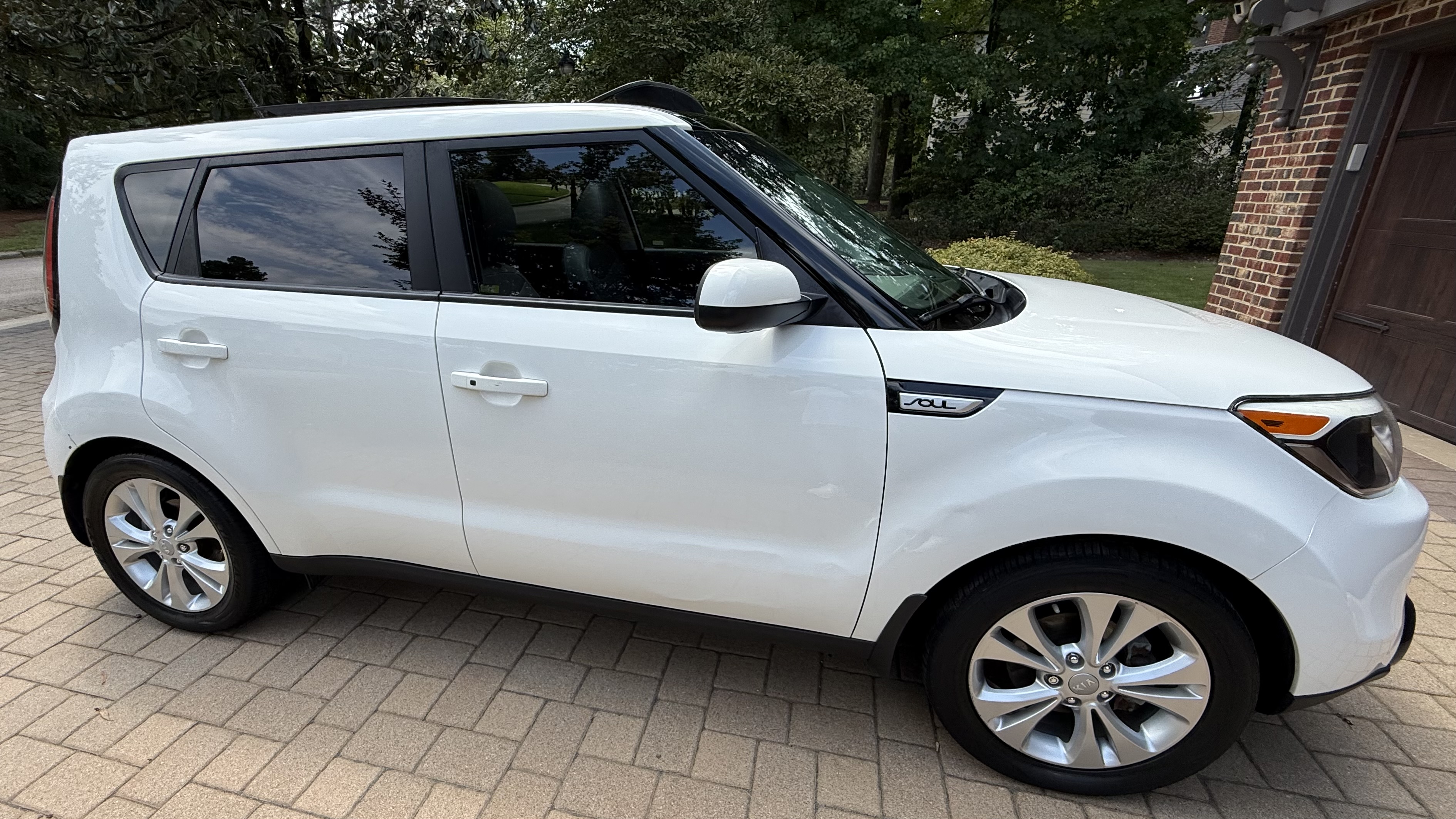 Used 2016 Kia Soul + w/ Primo Package FWD image 2
