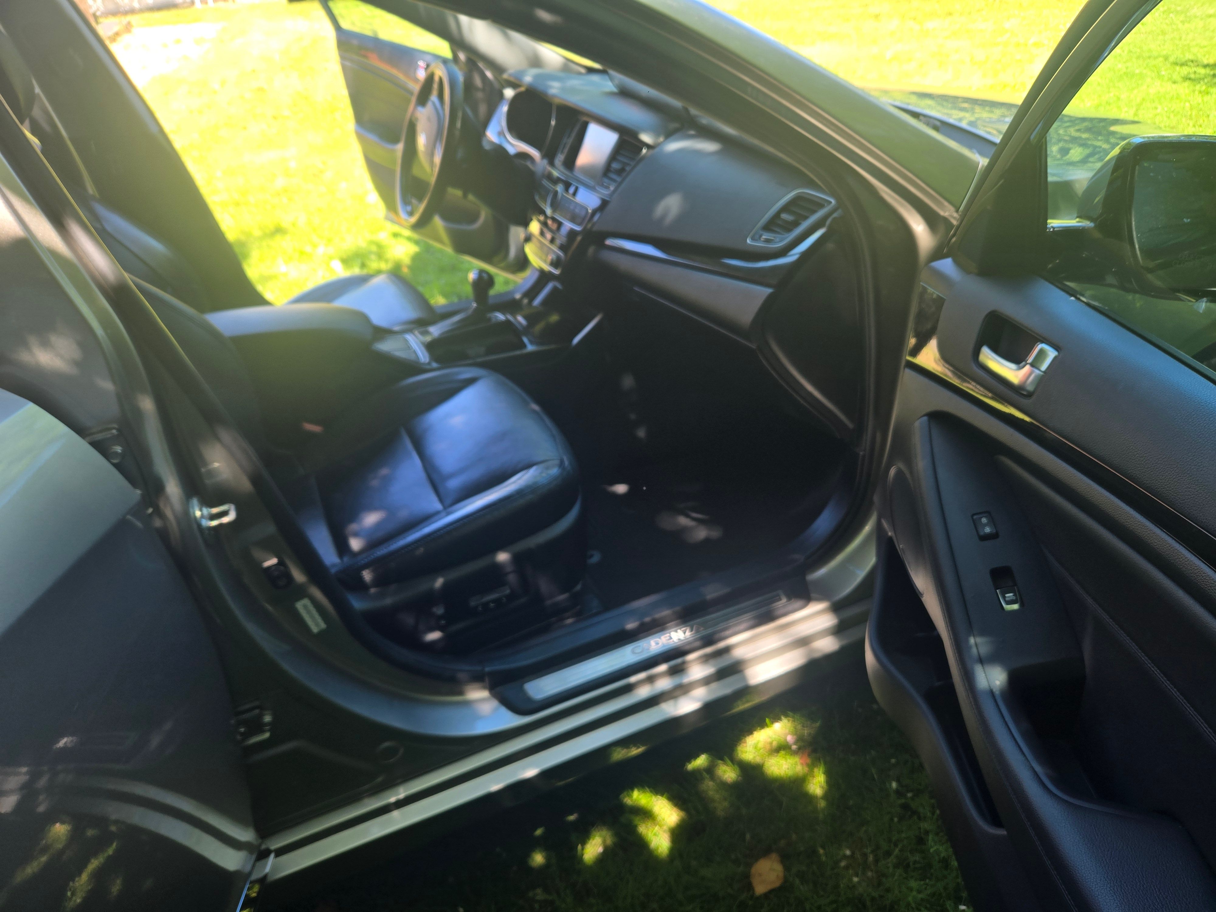 Used 2015 Kia Cadenza Premium w/ Luxury Package FWD image 18