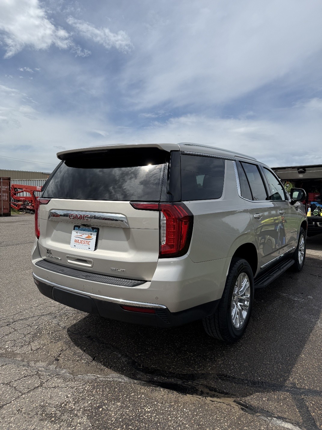 Used 2021 GMC Yukon SLT w/ SLT Premium Package AWD/4WD image 4