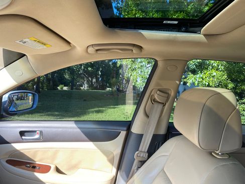 Used 2012 Hyundai Genesis 3.8 w/ Premium Pkg RWD image 11
