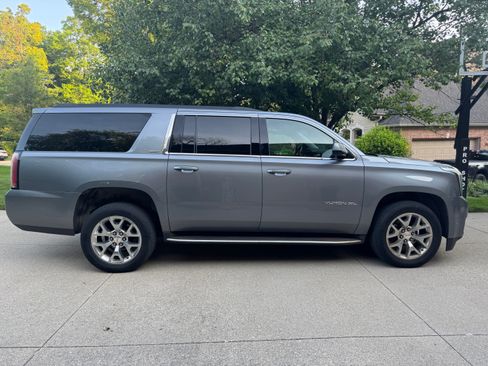 Used 2019 GMC Yukon XL SLT AWD/4WD image 1